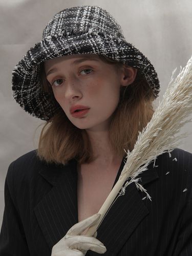 Tweed Bucket Hat Black and White - poesiedame - Modalova