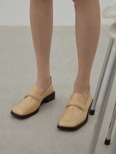 Bold Strap Loafers_Yellowish Beige - CHIELEI - Modalova