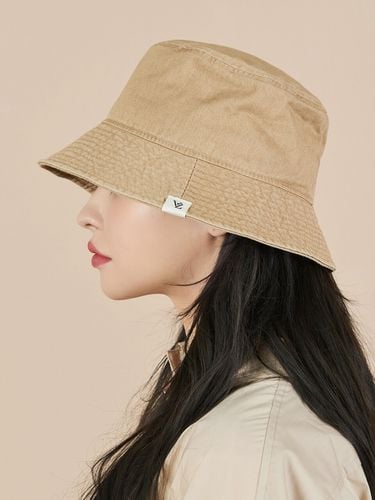 Monogram label Pigment Bucket Hat_Beige - VARZAR - Modalova