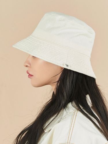 Monogram label Pigment Bucket Hat_Off white - VARZAR - Modalova