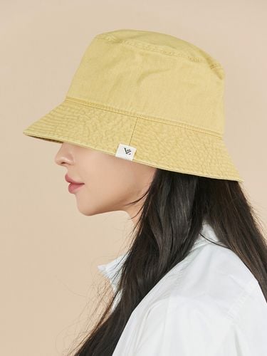 Monogram label Pigment Bucket Hat_Yellow - VARZAR - Modalova