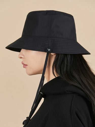 Waterproof String Bucket Hat_Black - VARZAR - Modalova