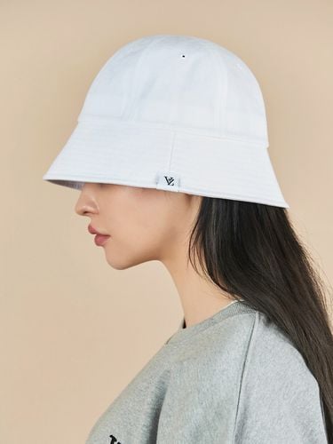 Monogram label Round Bucket Hat_White - VARZAR - Modalova