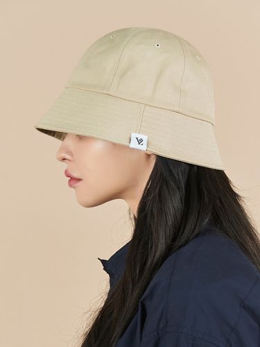 Monogram label Round Bucket Hat_Beige - VARZAR - Modalova