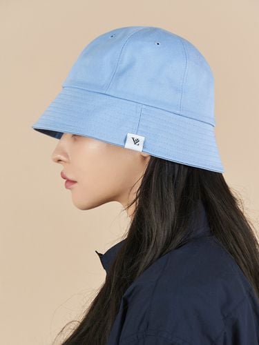 Monogram label Round Bucket Hat_Skyblue - VARZAR - Modalova