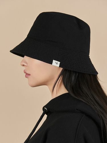 Monogram label Pigment Bucket Hat_Black - VARZAR - Modalova