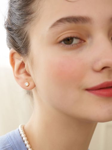 Clear Daily Bezel Earring - TATIANA - Modalova