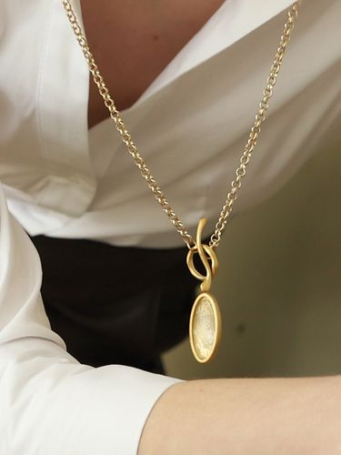 Oasis Oval Toggle Necklace (Gold) - DIDIBOYU - Modalova