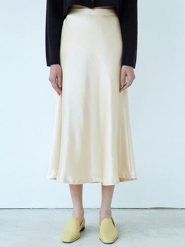 Satin Flare Skirt_Beige - NICK&NICOLE - Modalova