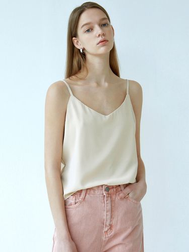 Matte Satin Sleeveless_Beige - NICK&NICOLE - Modalova