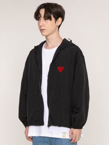 Heart Smile Embroidery Red Clip Wind Breaker _Black - GRAVER - Modalova