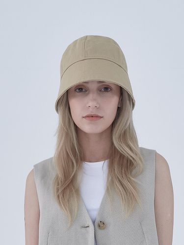 Back Slit Bucket Hat_Beige - MAD FACTORY - Modalova