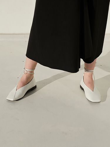 Emma Flat Leather - blanc sur blanc - Modalova