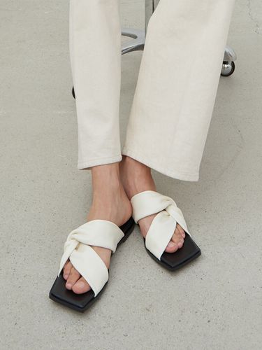 Alice Leather Strap Slides - blanc sur blanc - Modalova