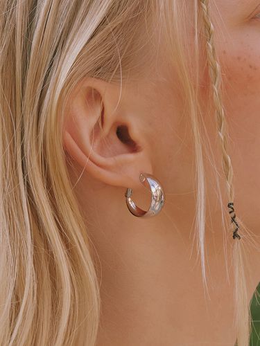 Glossy Hoop Earring - ROAJU - Modalova