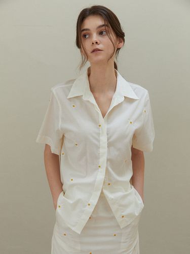 Daisy Embroidery Blouse_Cream - molto - Modalova