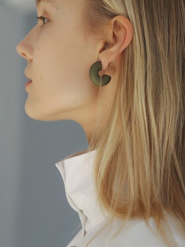 Puffy Pipe Earring (khaki) - BAEBAE - Modalova