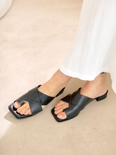 BLS21013 Bico Sandal Black - Byeuuns - Modalova