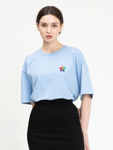 Rainbow Flower Embroidery T-shirt_Sky blue - GRAVER - Modalova