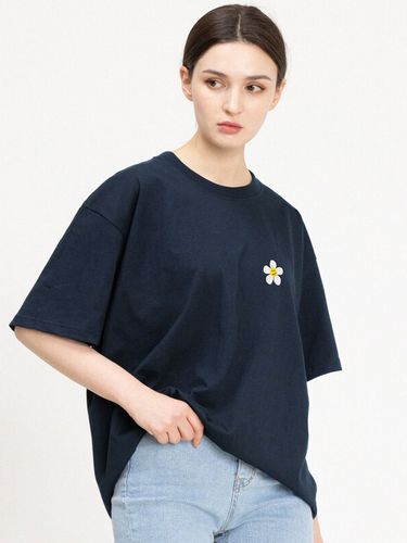 Flower Embroidery Back Logo T-shirt_Navy - GRAVER - Modalova