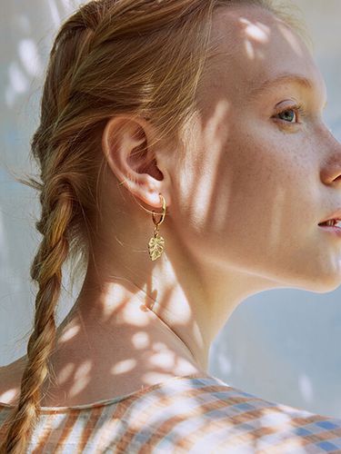 Petite Foret Monstera C-ring Earrings - Iris - Modalova