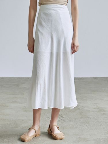 Satin Midi Flare Skirt (White) - NICK&NICOLE - Modalova