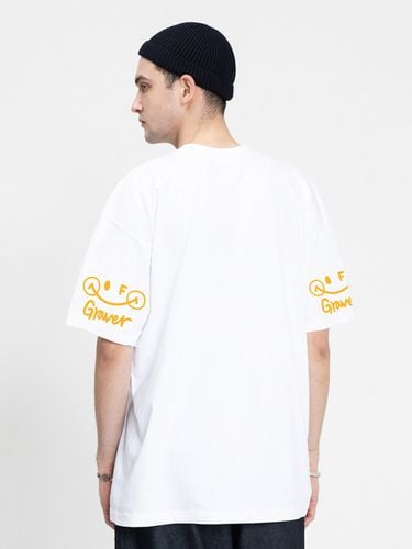 UNISEX] Elbow Dimple Logo Smile White Clip T-Shirt _White - GRAVER - Modalova