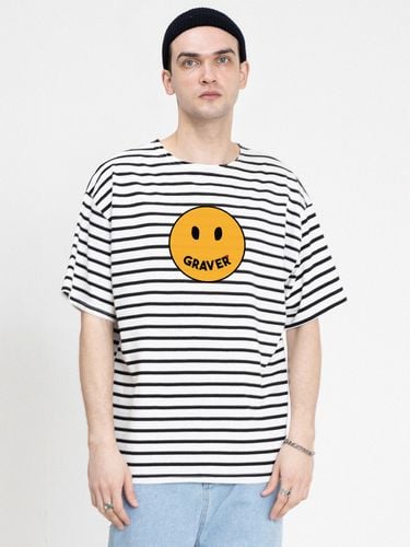 UNISEX] Big Dote Logo Smile Stripe T-Shirt _Black - GRAVER - Modalova