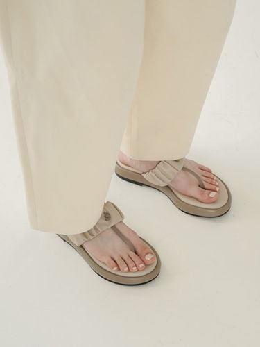 Dodu T-Strap Flip-Flop - Beige and Taupe - JIL Y. - Modalova