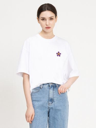 Purple Flower Embroidered T-Shirt_White - GRAVER - Modalova