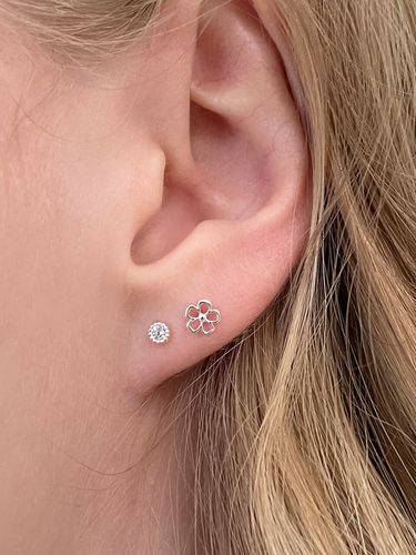 Cubic + Mini Flower Earring Set - FANTASTIC PLANET - Modalova