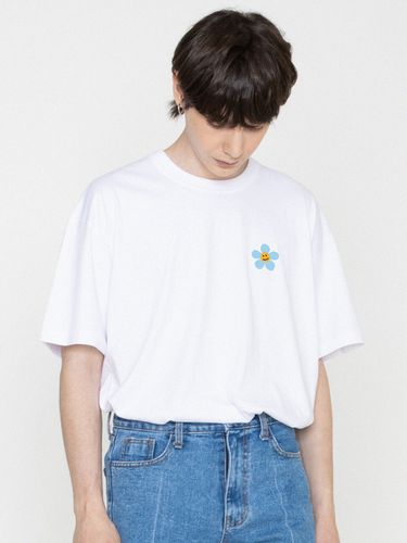 Sky Blue Flower Dote Smile Logo T-Shirt_White - GRAVER - Modalova