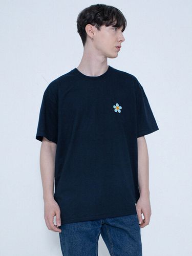 Sky Blue Flower Dote Smile Logo T-Shirt_Navy - GRAVER - Modalova