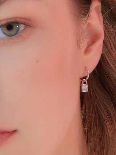 Cubic Lock Earrings - POSTLUDE - Modalova