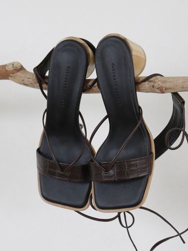 Wood Heel Flip Flop Sandals - Brown - february second - Modalova