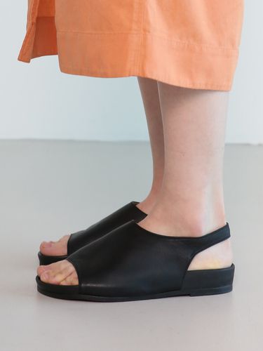 Chloe Simple Comfy Sandal_Black - MARYRINGO - Modalova