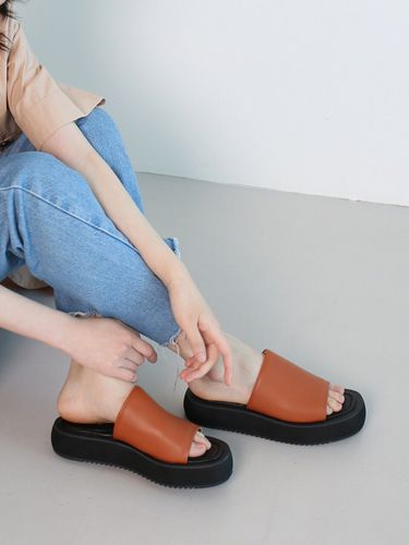 Chloe Simple Platform Slide_Brown - MARYRINGO - Modalova