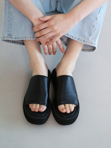 Chloe Simple Platform Slide_Black - MARYRINGO - Modalova