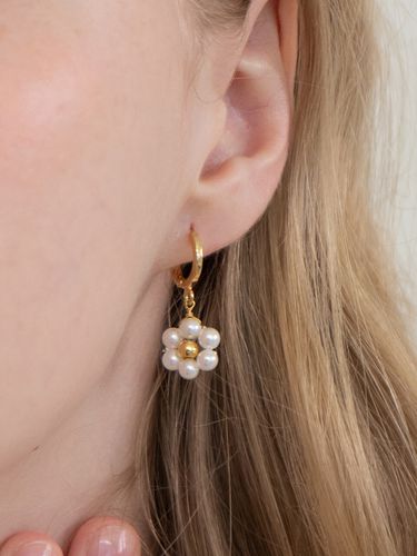 Pearl Daisy Earrings - FANTASTIC PLANET - Modalova