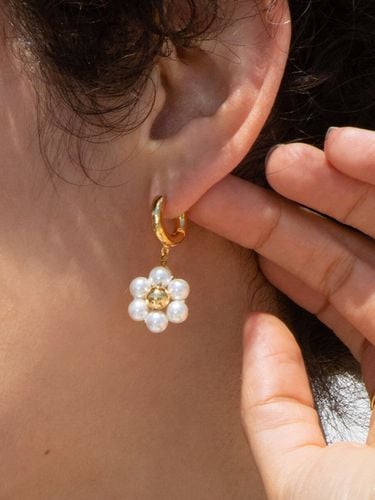 Pearl Daisy Earrings - FANTASTIC PLANET - Modalova