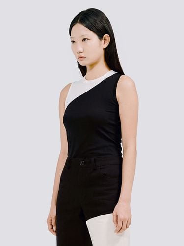 Colorblocked Sleeveless Top - YOOKIM - Modalova