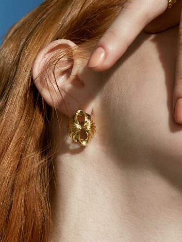 Shell Stud Earrings - POPPI - Modalova