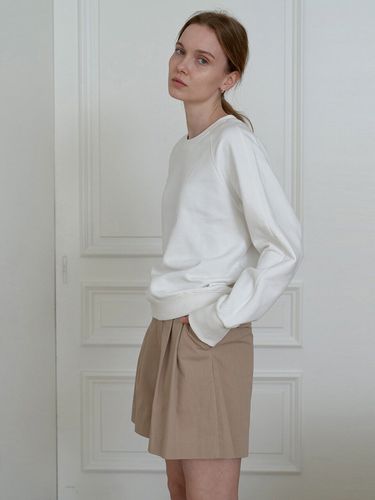 Double Tuck Wide Half Pants_Beige - STEP AROUND - Modalova