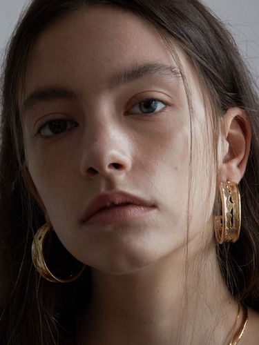 Poa Hoop Earrings - MONDAM - Modalova