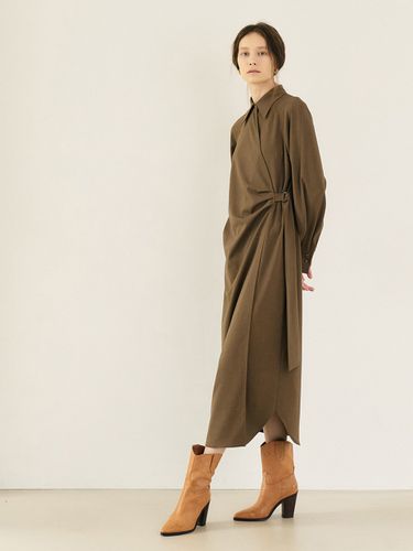 Tuck Pleats Wrap Dress_Mocha Brown - MOAT - Modalova