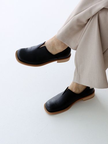 V Modern Loafer_Black - MOL:pin - Modalova