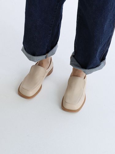 Bold Daily Loafer_Beige - MOL:pin - Modalova