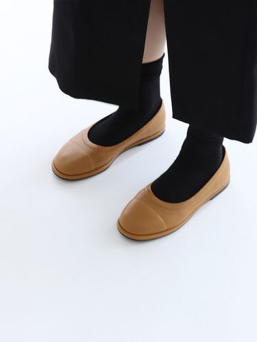 Round Flat Shoes_Camel - MOL:pin - Modalova