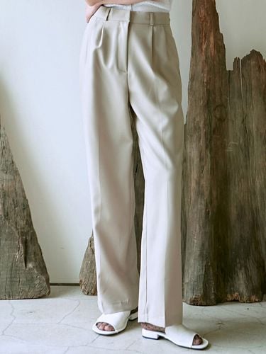 Pin Tuck Tapered Slacks (Beige) - NICK&NICOLE - Modalova