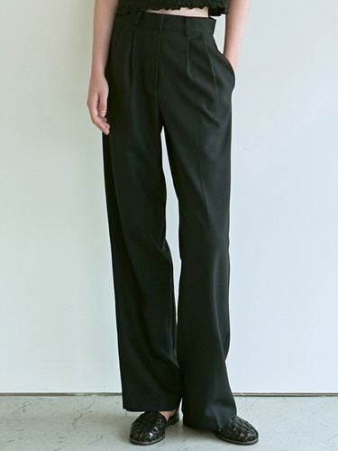 Pin Tuck Tapered Slacks (Black) - NICK&NICOLE - Modalova